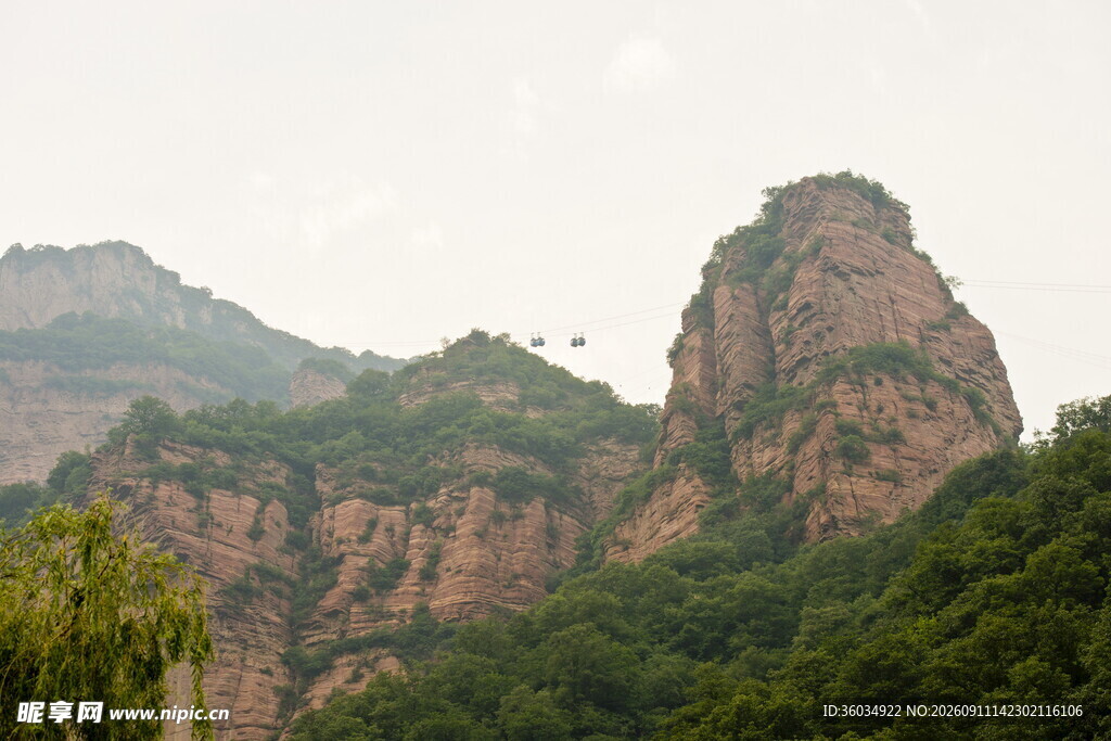 壮丽山景绿意盎然的峰峦