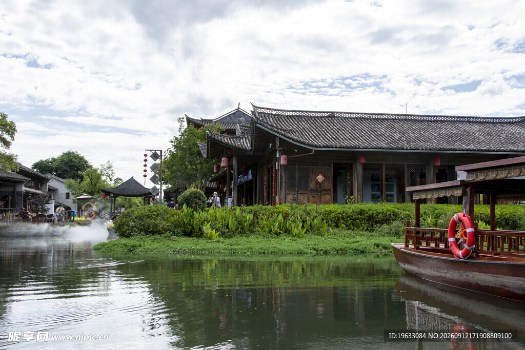 古风建筑与游船