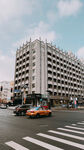 城市街道旁的多层建筑