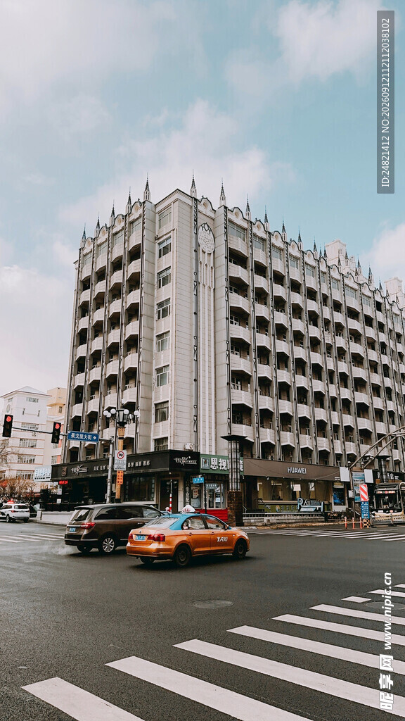 城市街道旁的多层建筑