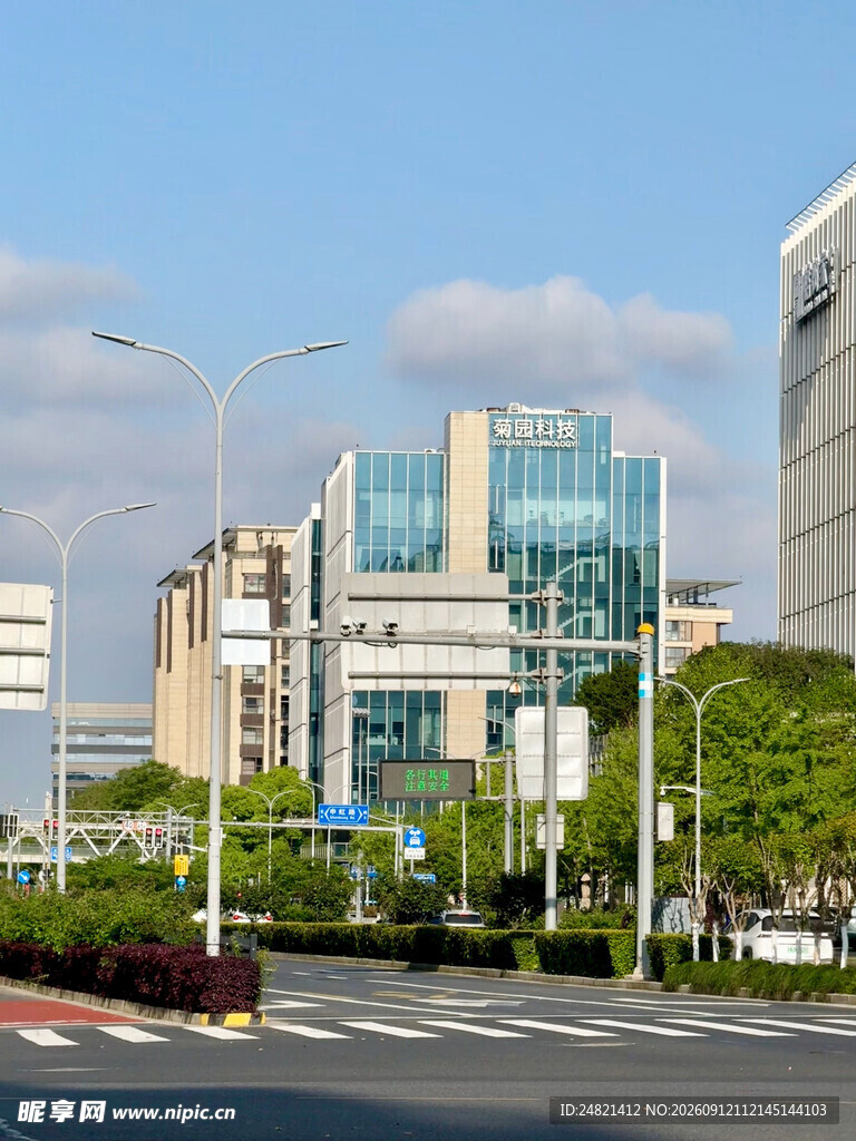 城市现代建筑街道景观