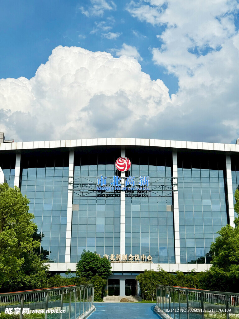 现代玻璃建筑外观风景