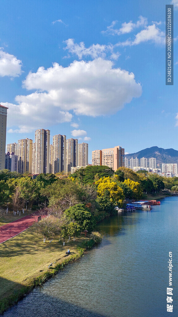 河畔城市风光