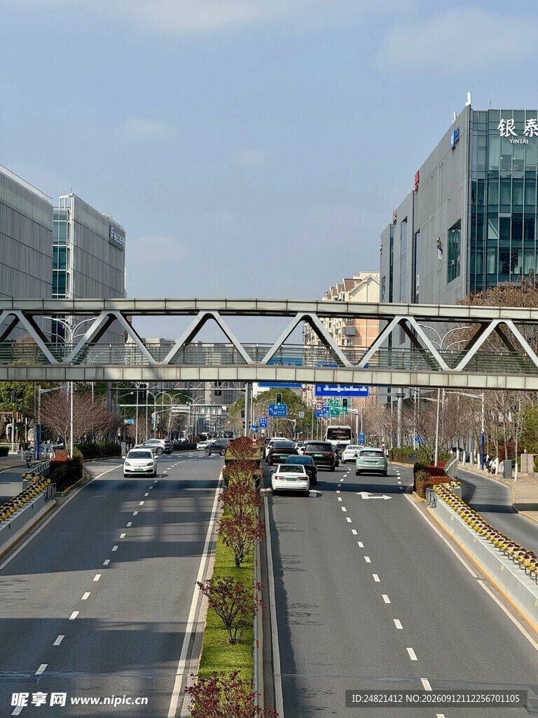城市高架桥梁上的行驶车辆