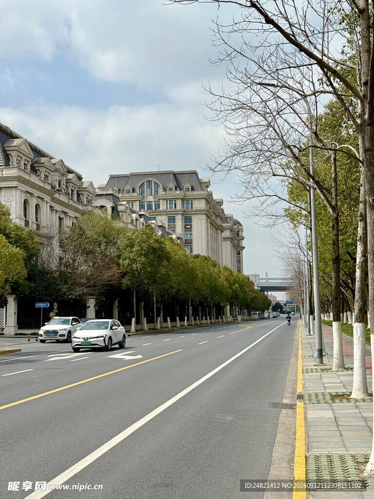 城市宽阔街道与两旁建筑