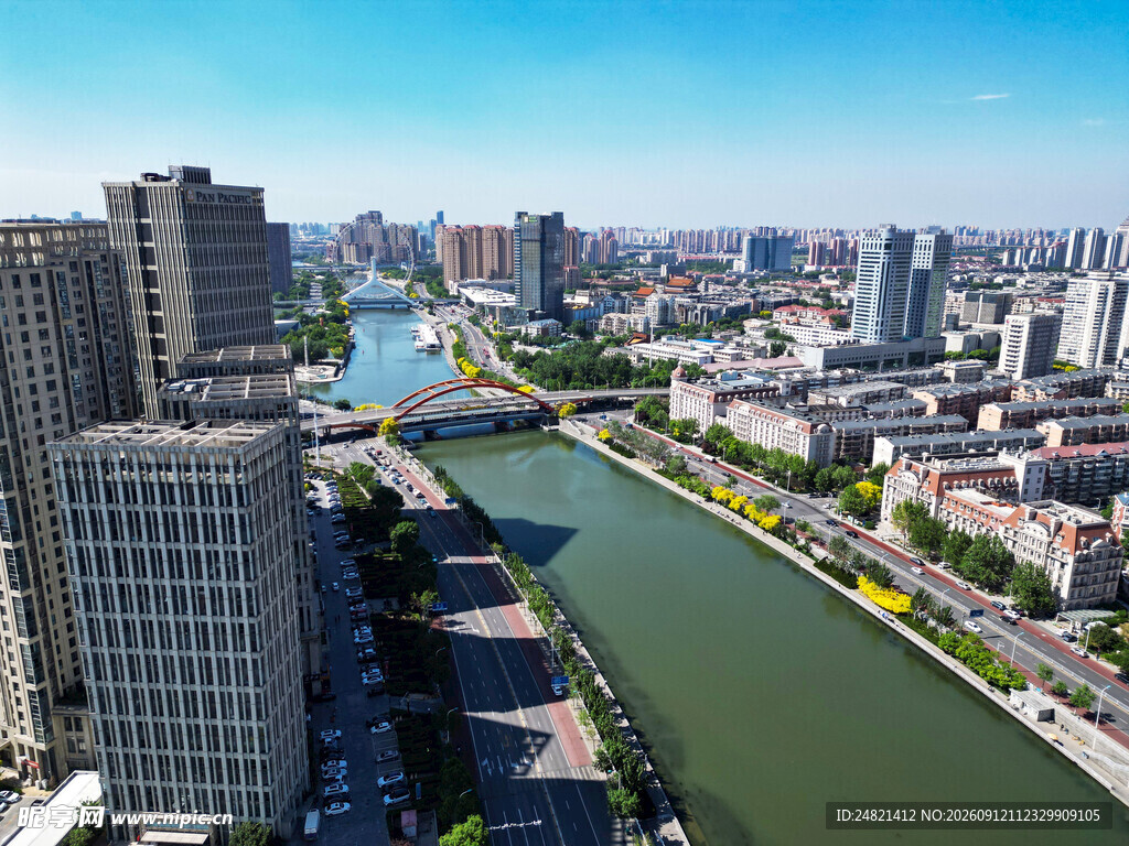 城市河畔高楼景观