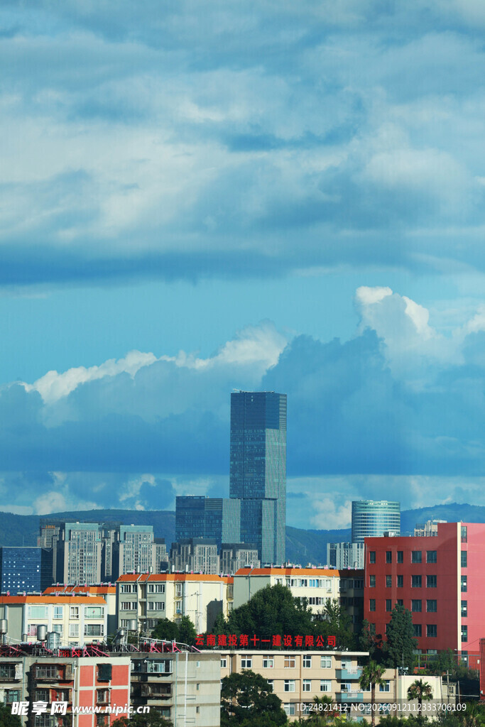 城市天际线与多彩建筑景观