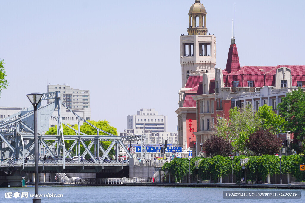 河畔欧式建筑与桥梁景观