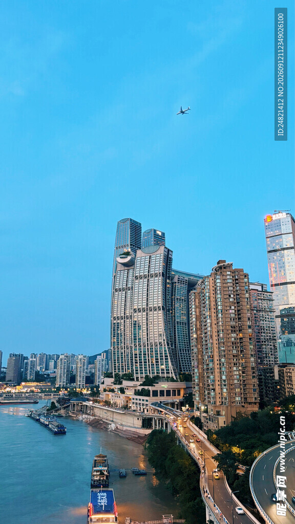 城市河畔高楼景观