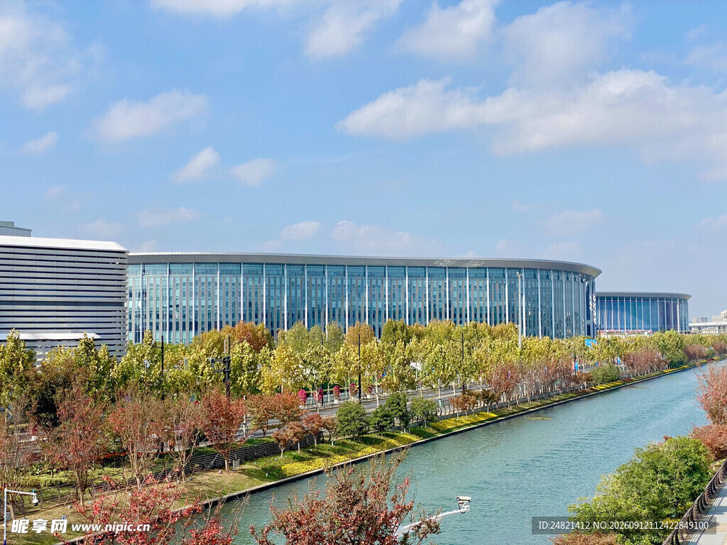 河畔现代建筑景观