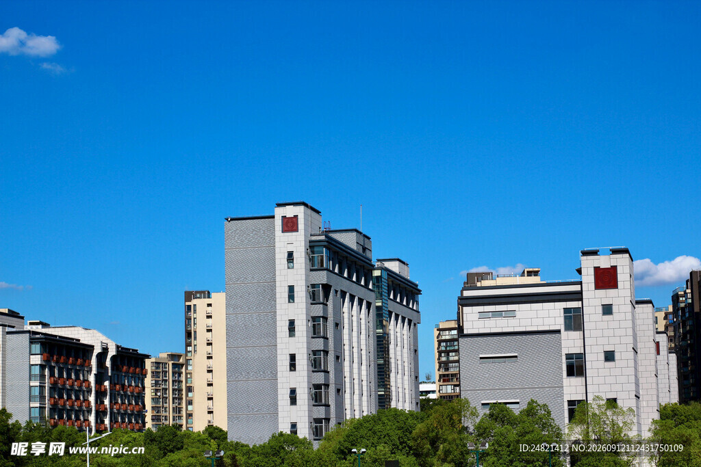 城市高楼与蓝天绿树景观