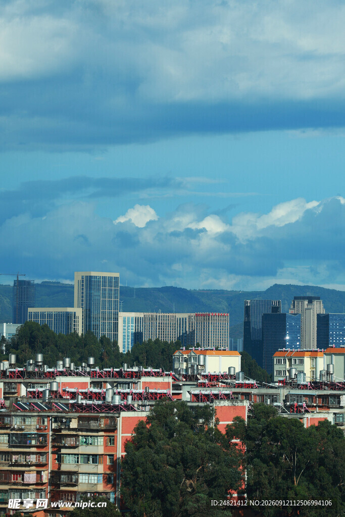 城市天际线与多彩建筑景观