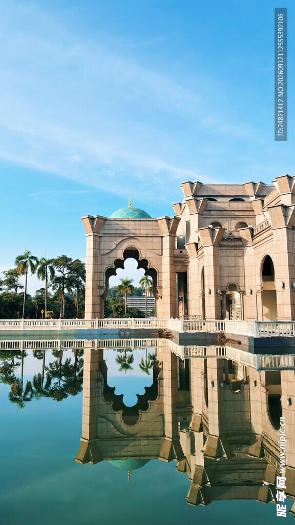 古老建筑倒映平静湖面