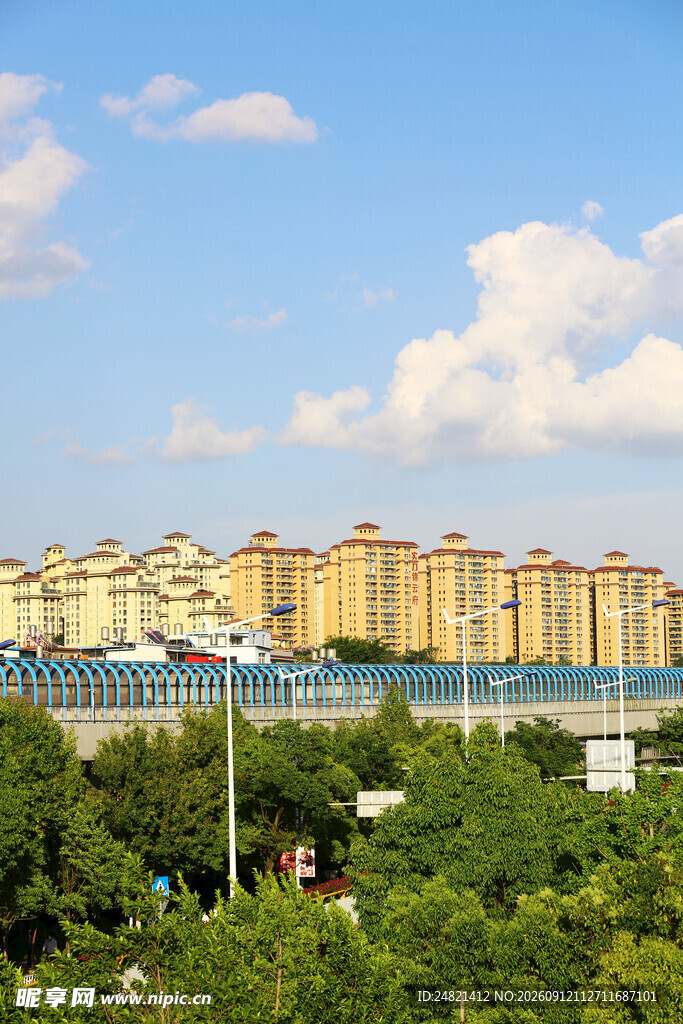 城市河畔林立的居民楼