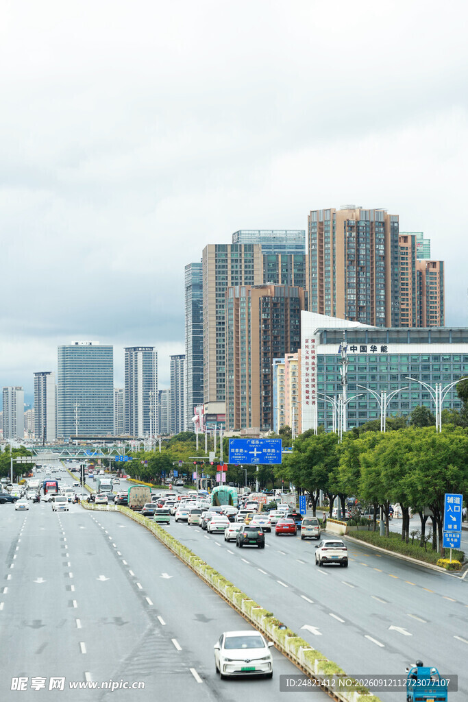 城市宽阔道路与林立高楼