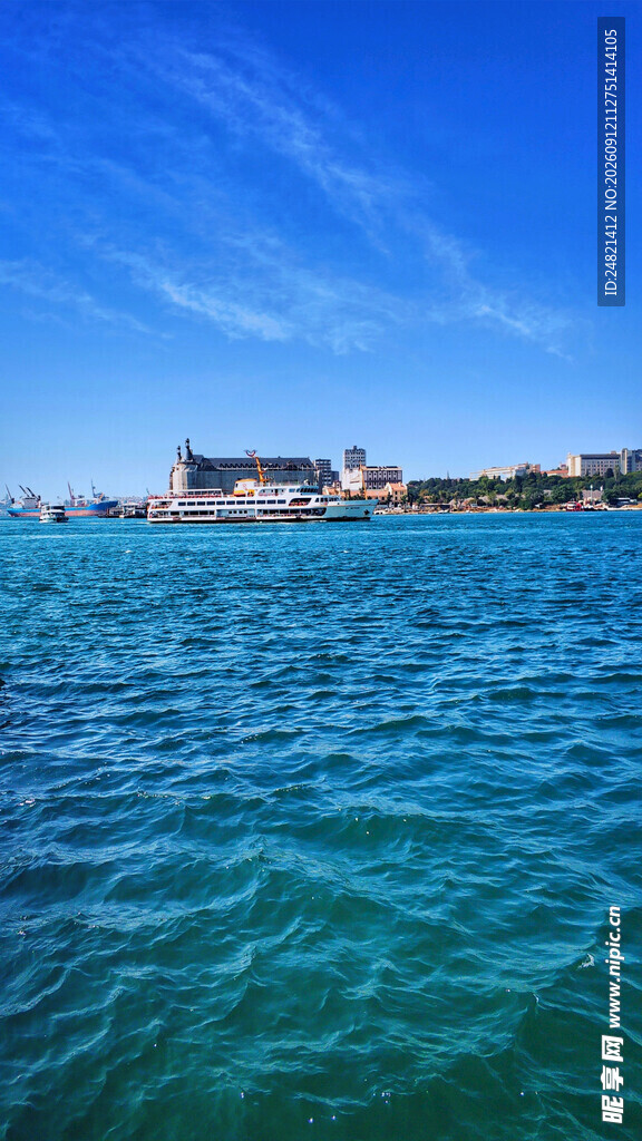碧海蓝天中的美丽岛屿