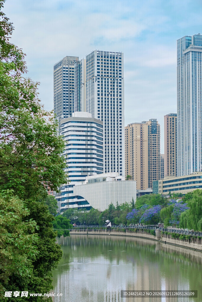 河畔高楼林立的城市景致