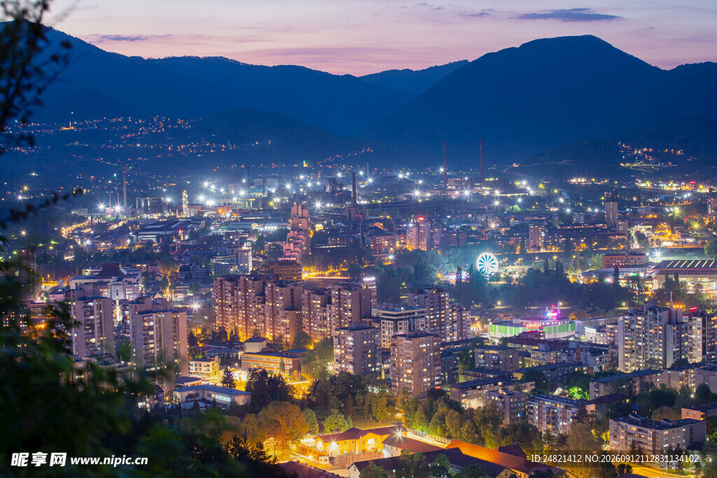 山城璀璨夜景俯瞰图