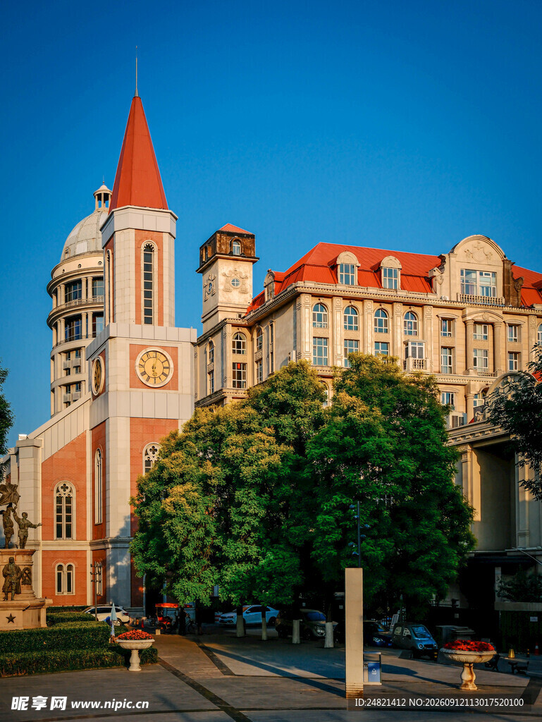 欧式风格建筑与绿树景观