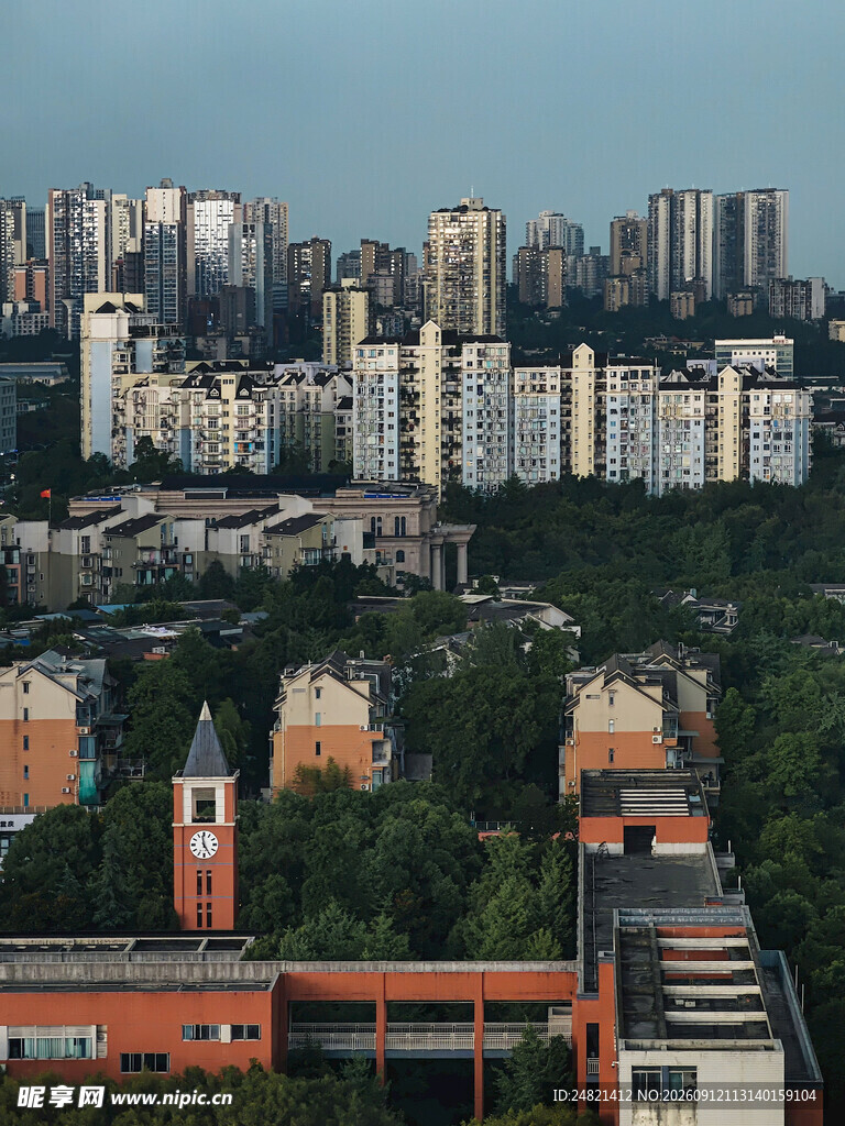 城市中错落分布的建筑景观