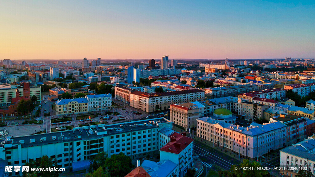 城市黄昏全景俯瞰图