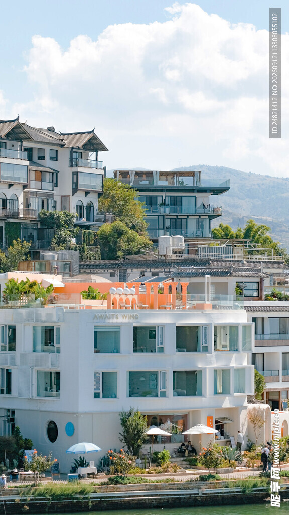 河畔多彩建筑景观