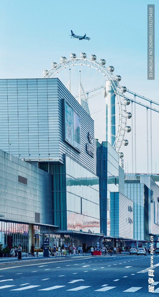 城市中机场旁的现代建筑景观
