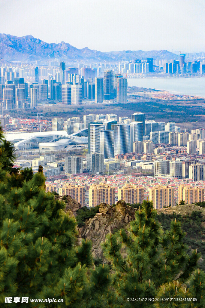 俯瞰城市建筑群景观