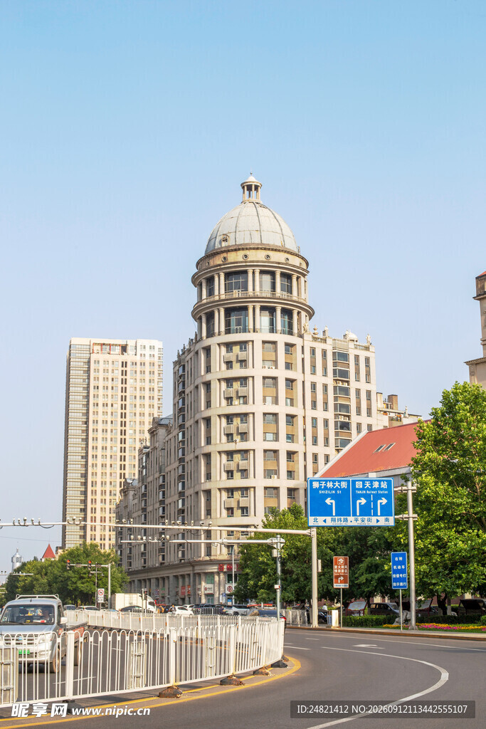 城市繁华路段的宏伟建筑