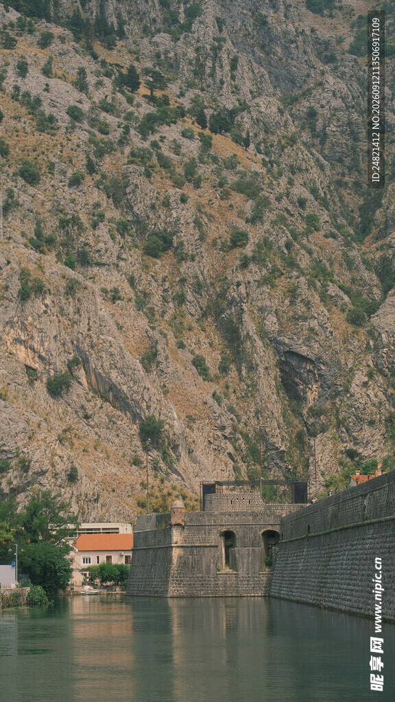 山水间的古老建筑景观