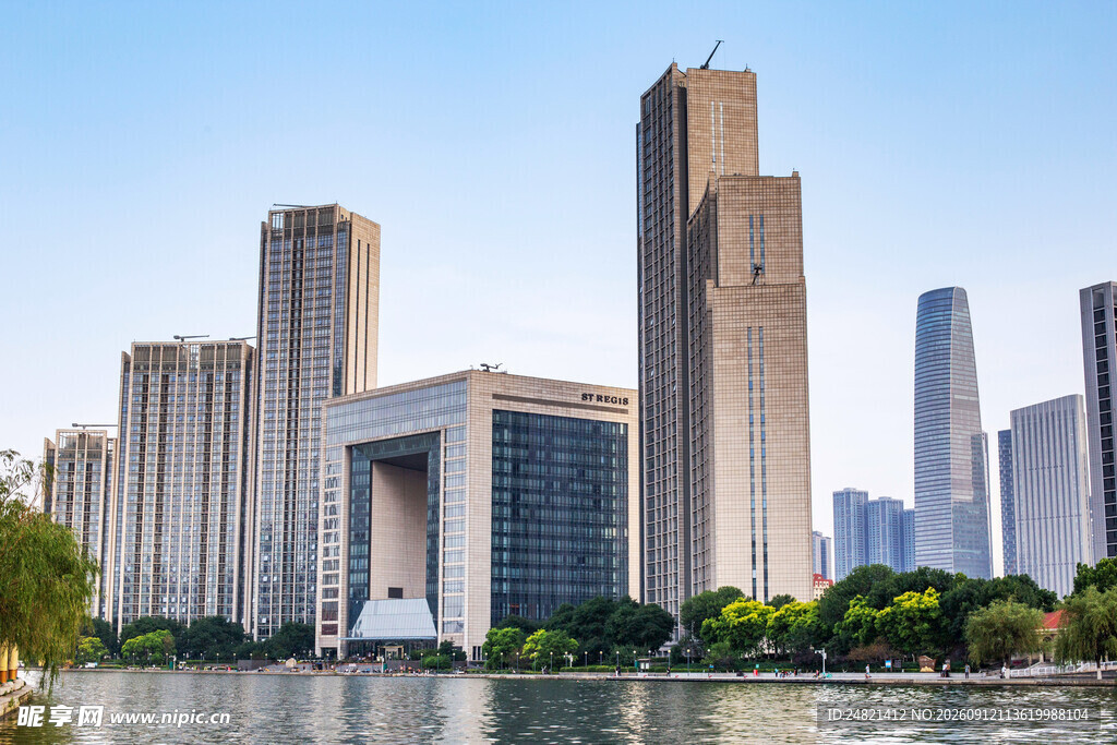 城市河畔的摩天建筑群