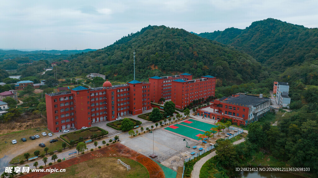 山间红顶建筑群俯瞰图