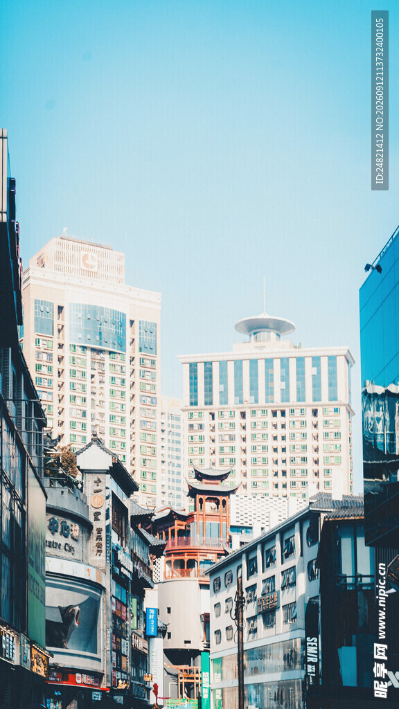 古今建筑交融的城市街景