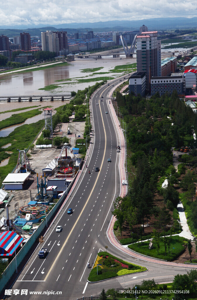 城市道路与周边景观俯瞰