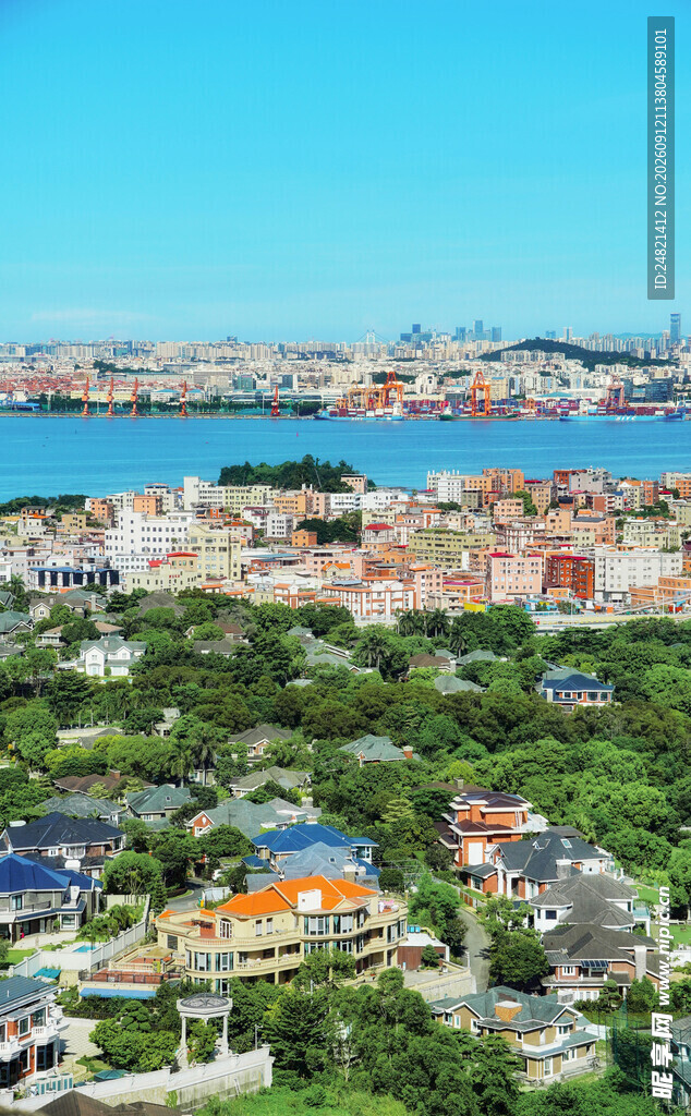 海滨多彩城镇鸟瞰美景