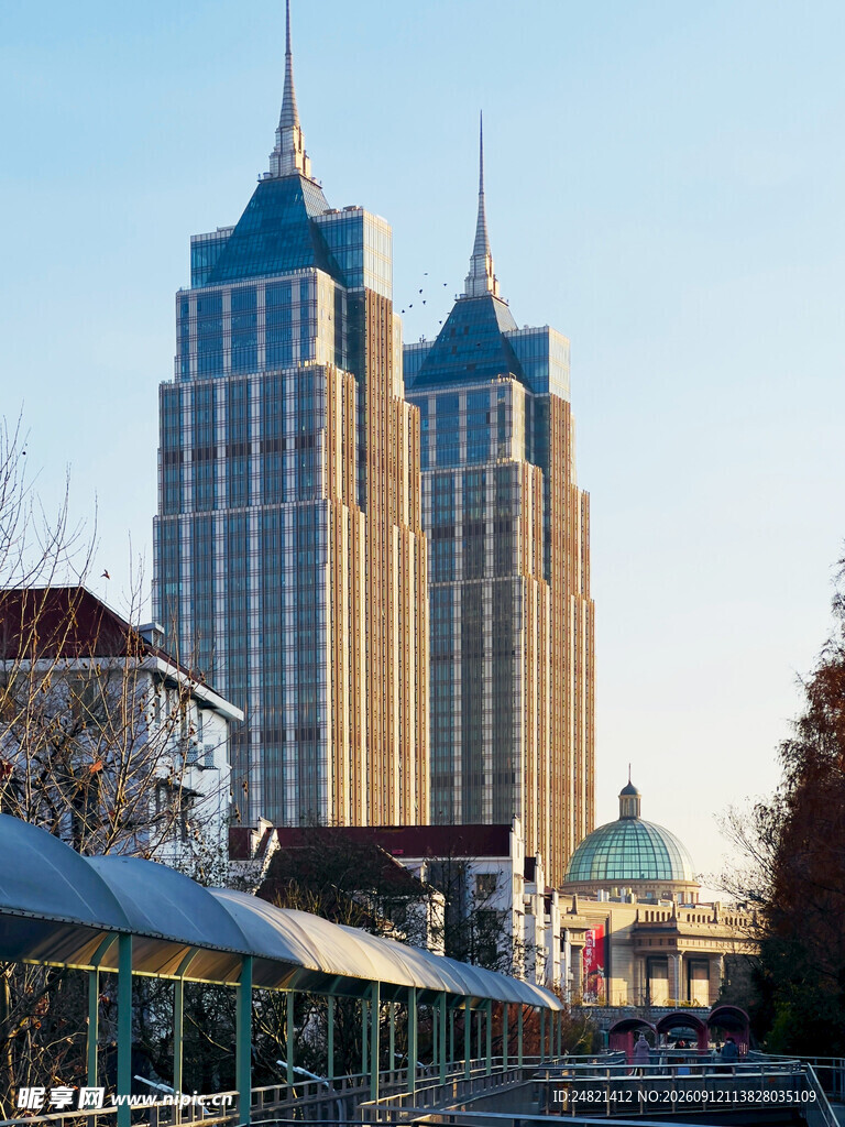 城市高楼与游乐场景观