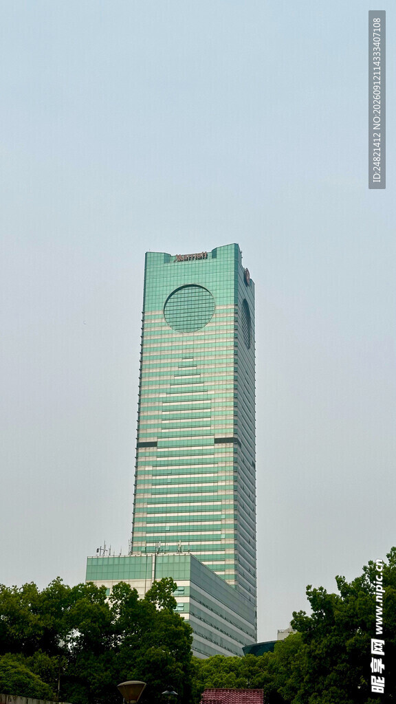 高耸入云的现代化摩天大楼