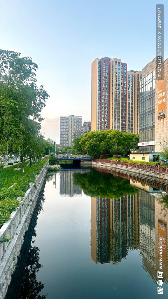 河畔高楼倒影城市美景