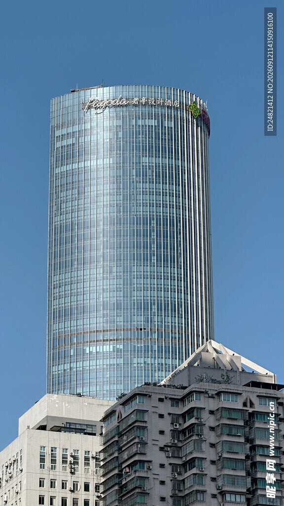 现代摩天大楼与低层建筑