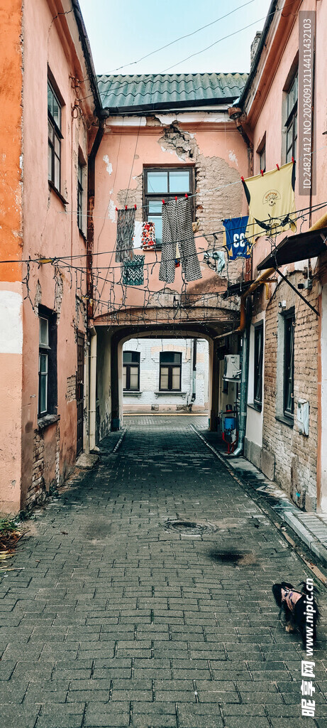 欧式小巷中的静谧场景