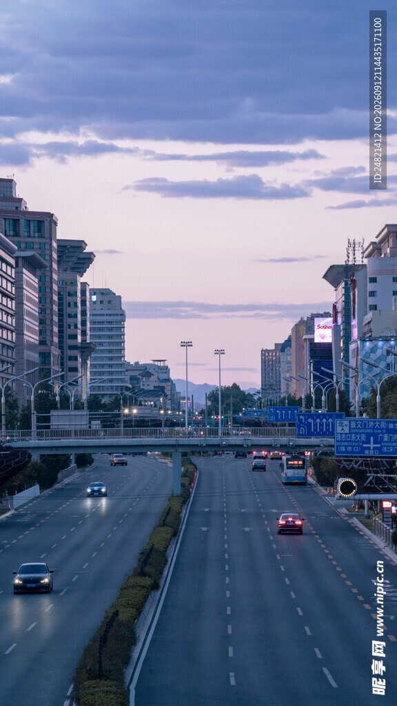 城市黄昏时分的高架桥景象