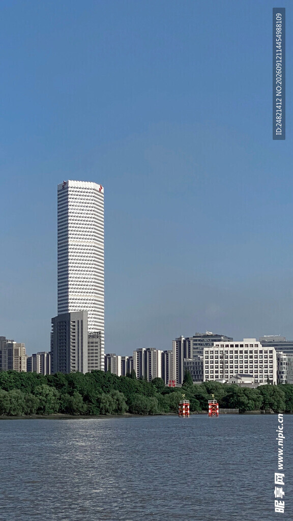 河畔高楼与城市景观