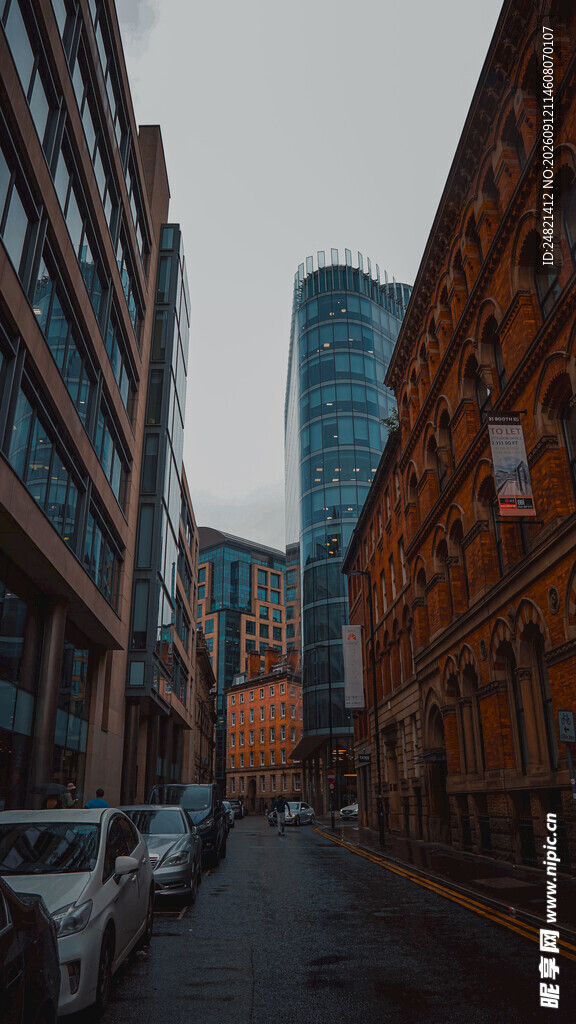城市街道间的现代建筑景观