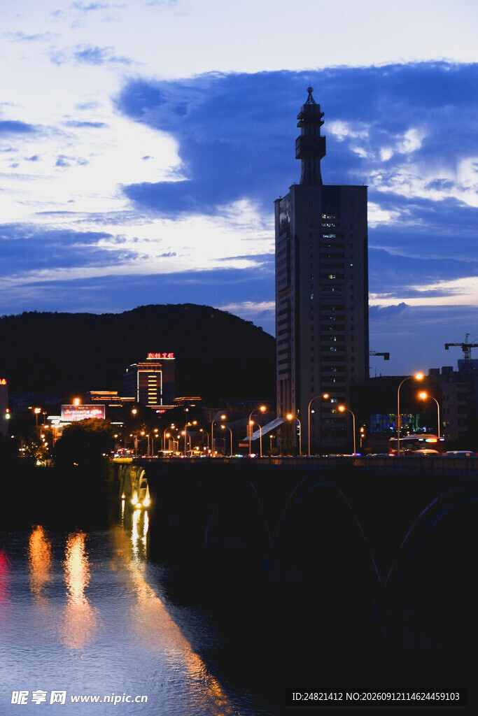 城市河畔夜景中的高耸建筑