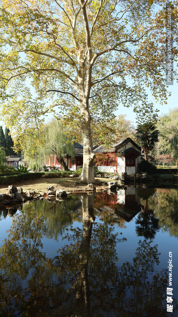 湖畔小屋倒影秋日美景