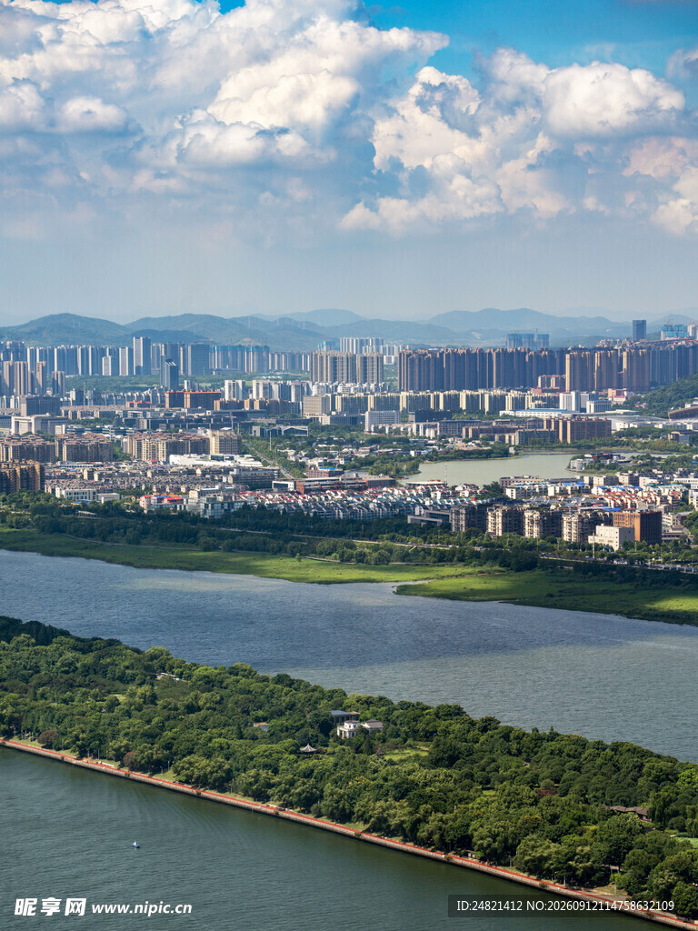 城市河畔风光俯瞰