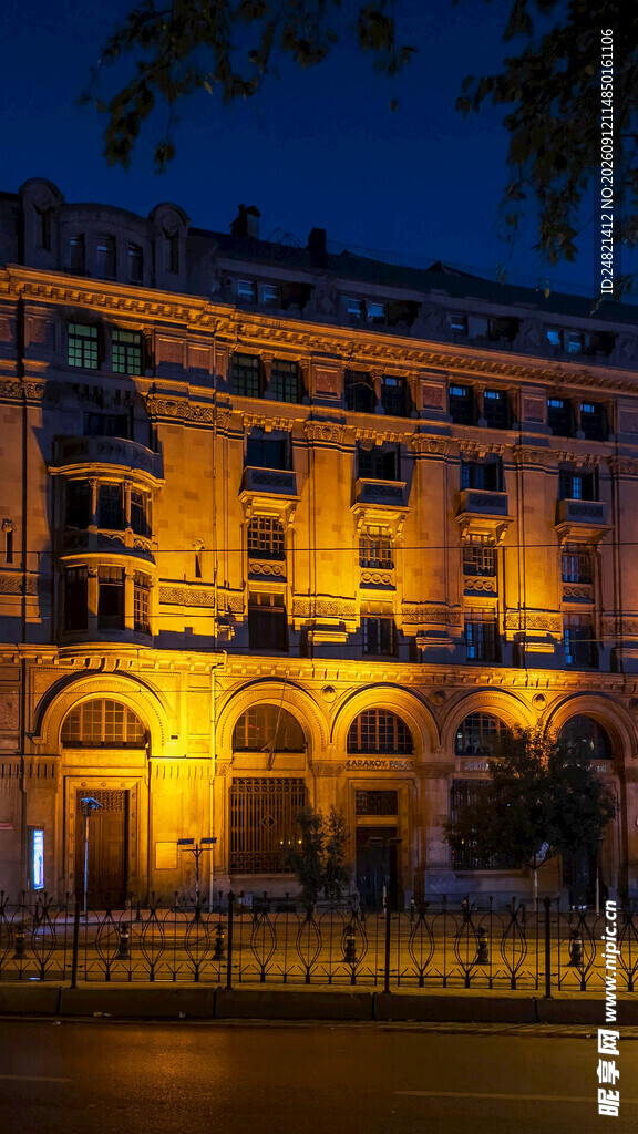 河畔夜景中的宏伟建筑