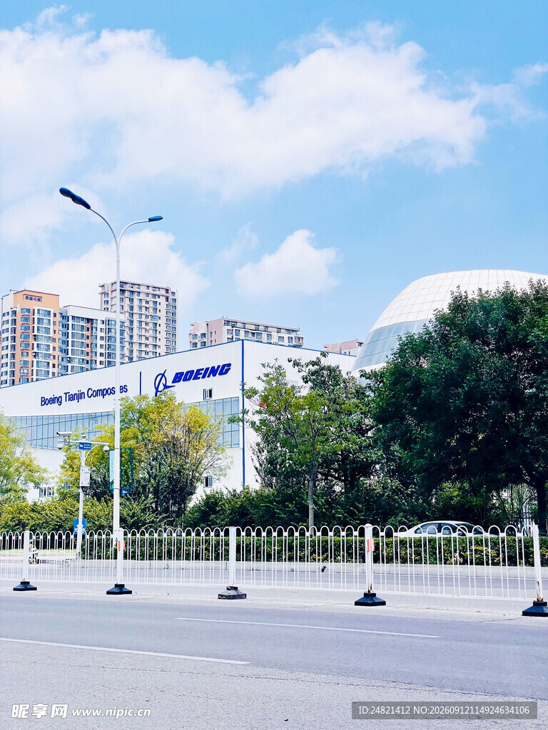 城市道路旁的现代建筑景观