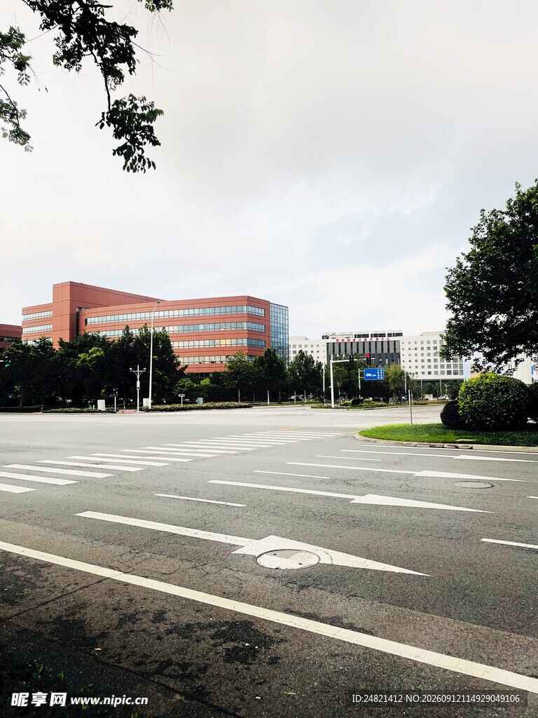 城市街道旁的建筑景观