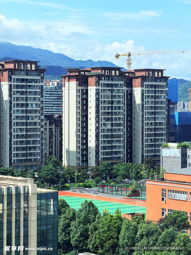 城市高楼与校园景观